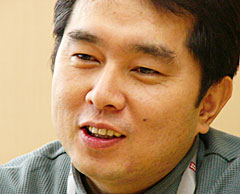 業務システム部部長 岡田章二氏
