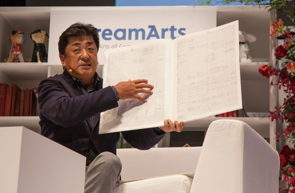 自身で書き込みをした譜面を見せる佐渡裕氏