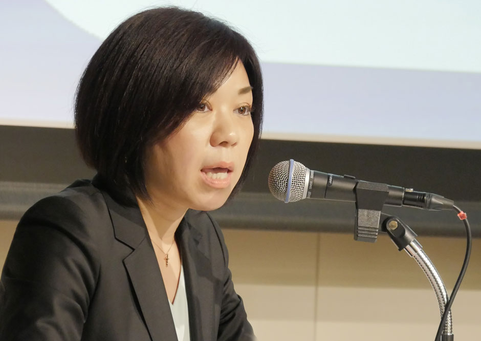 ファシリテーターの金井優子がディスカッションを促す