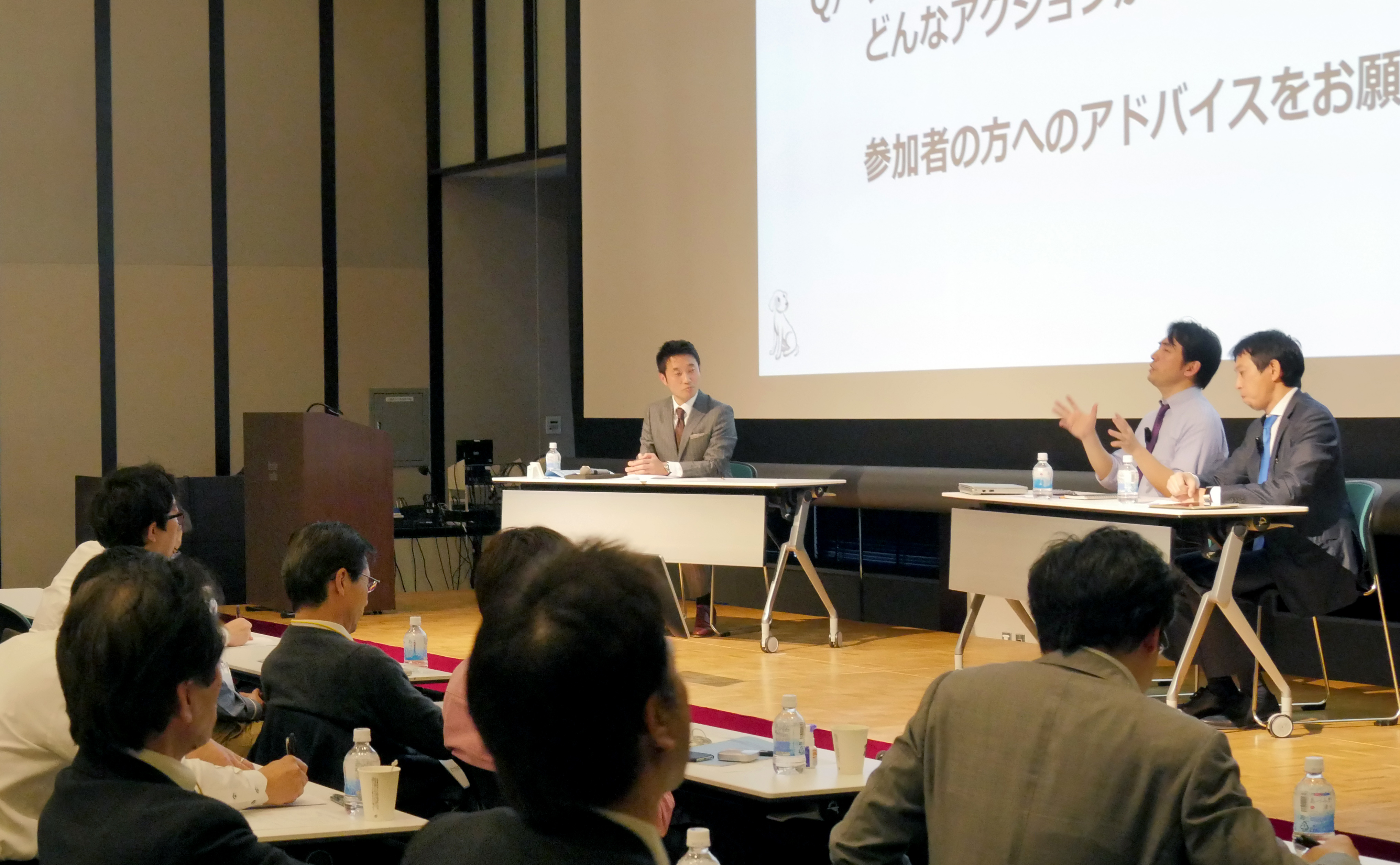 一問一答のディスカッションに聞き入るお客さまがた