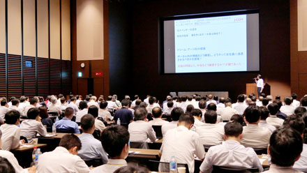 豊富な実績から導き出したソリューションを提示する栗木