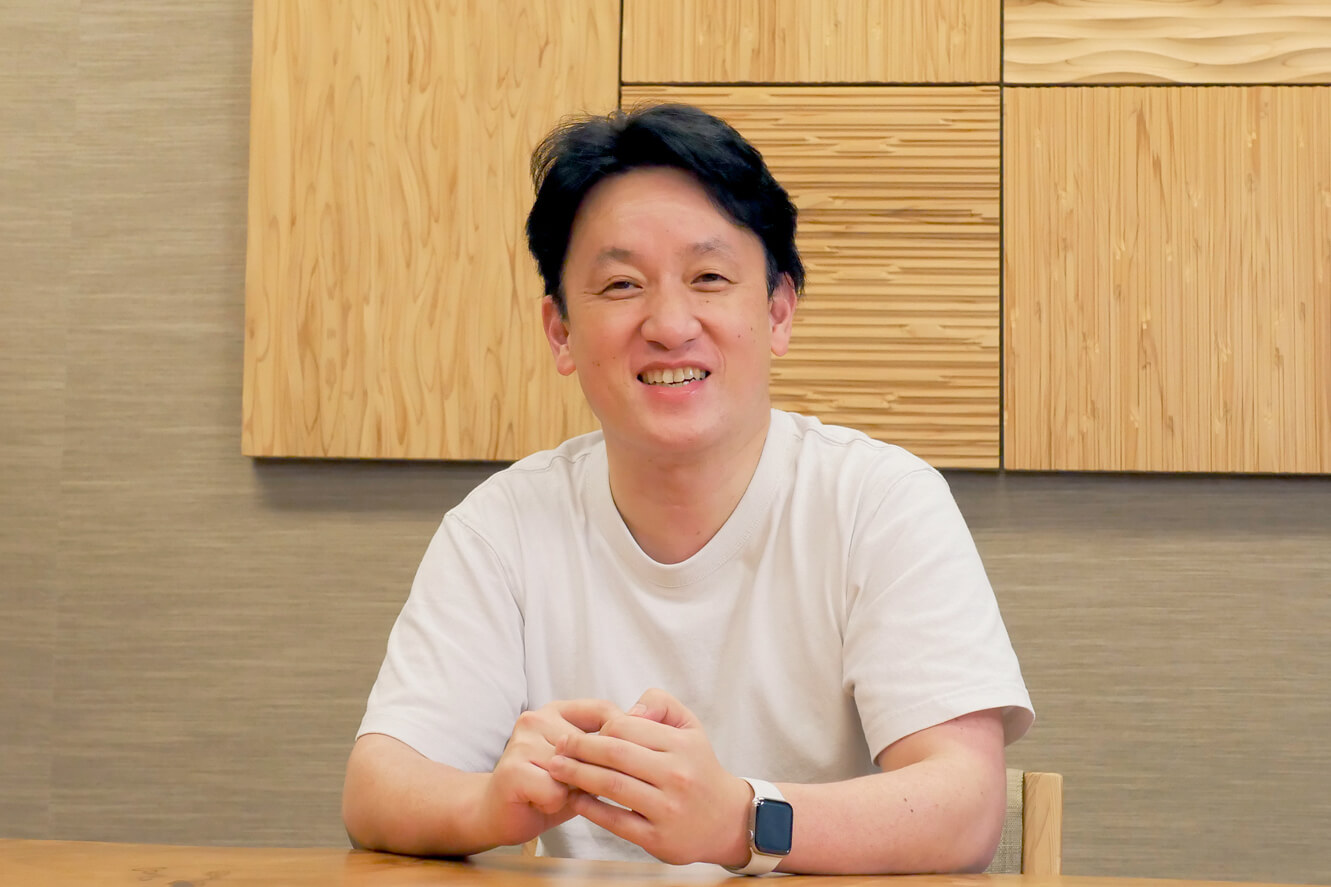 42 Tokyo 開会式で、課題を説明するドリーム・アーツの矢田(ステージ右)