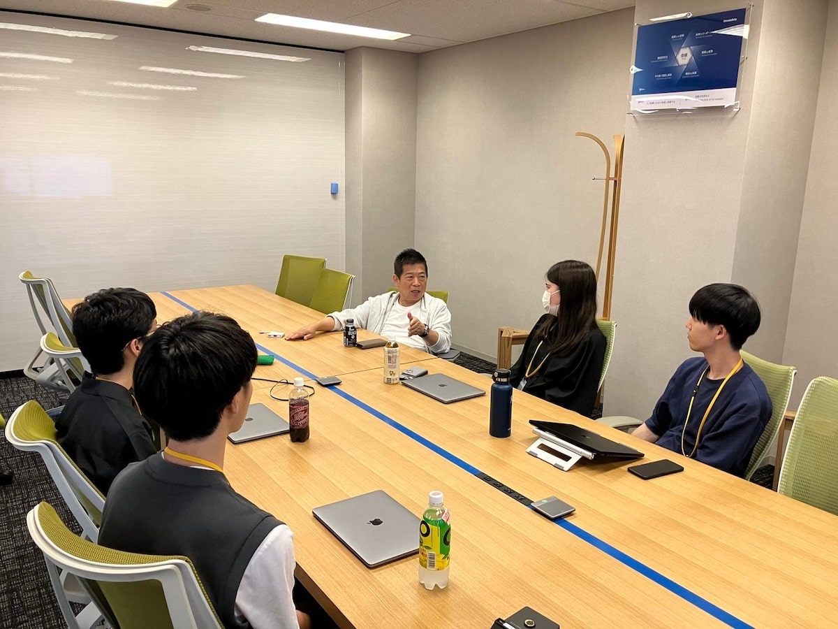 代表から直接BOOKマラソンへの想いを聞く新人たち