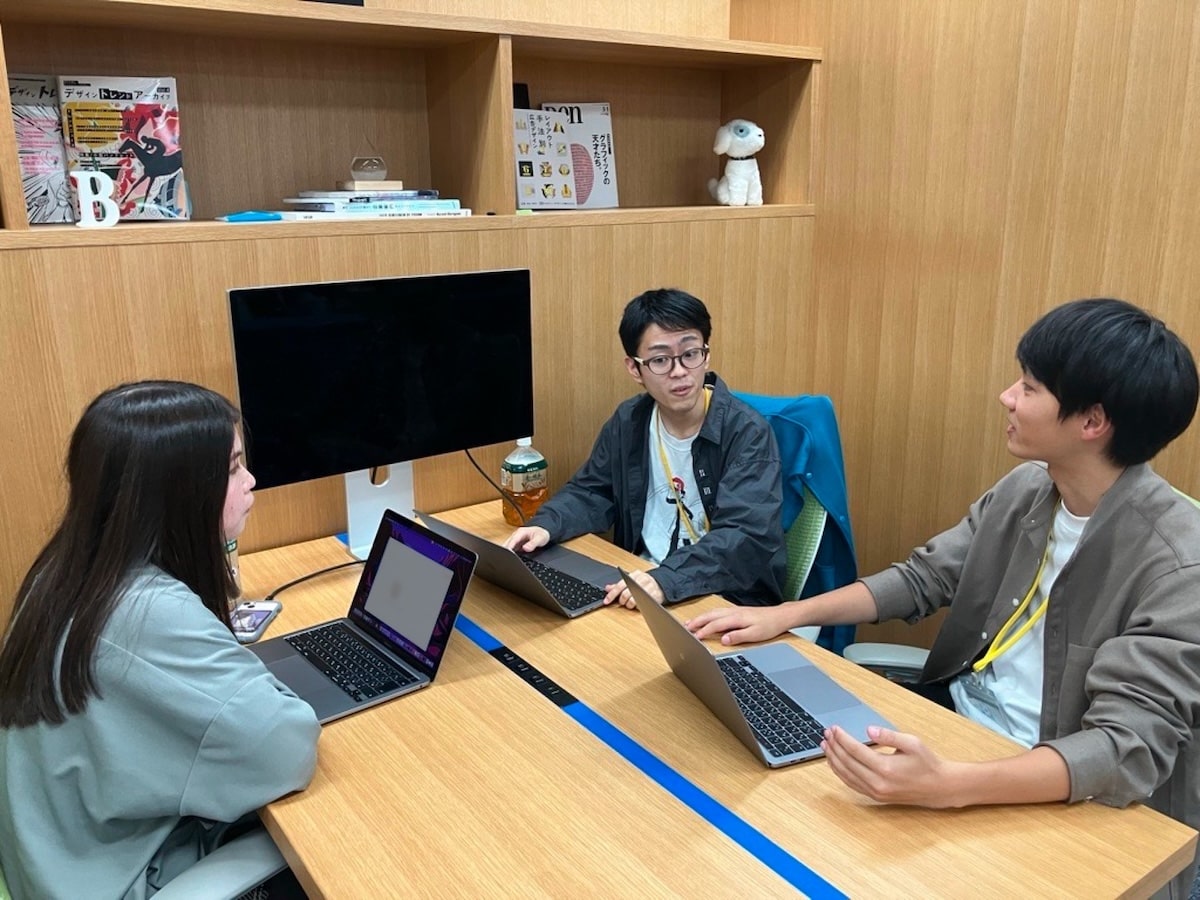 ３人で議論を交わす