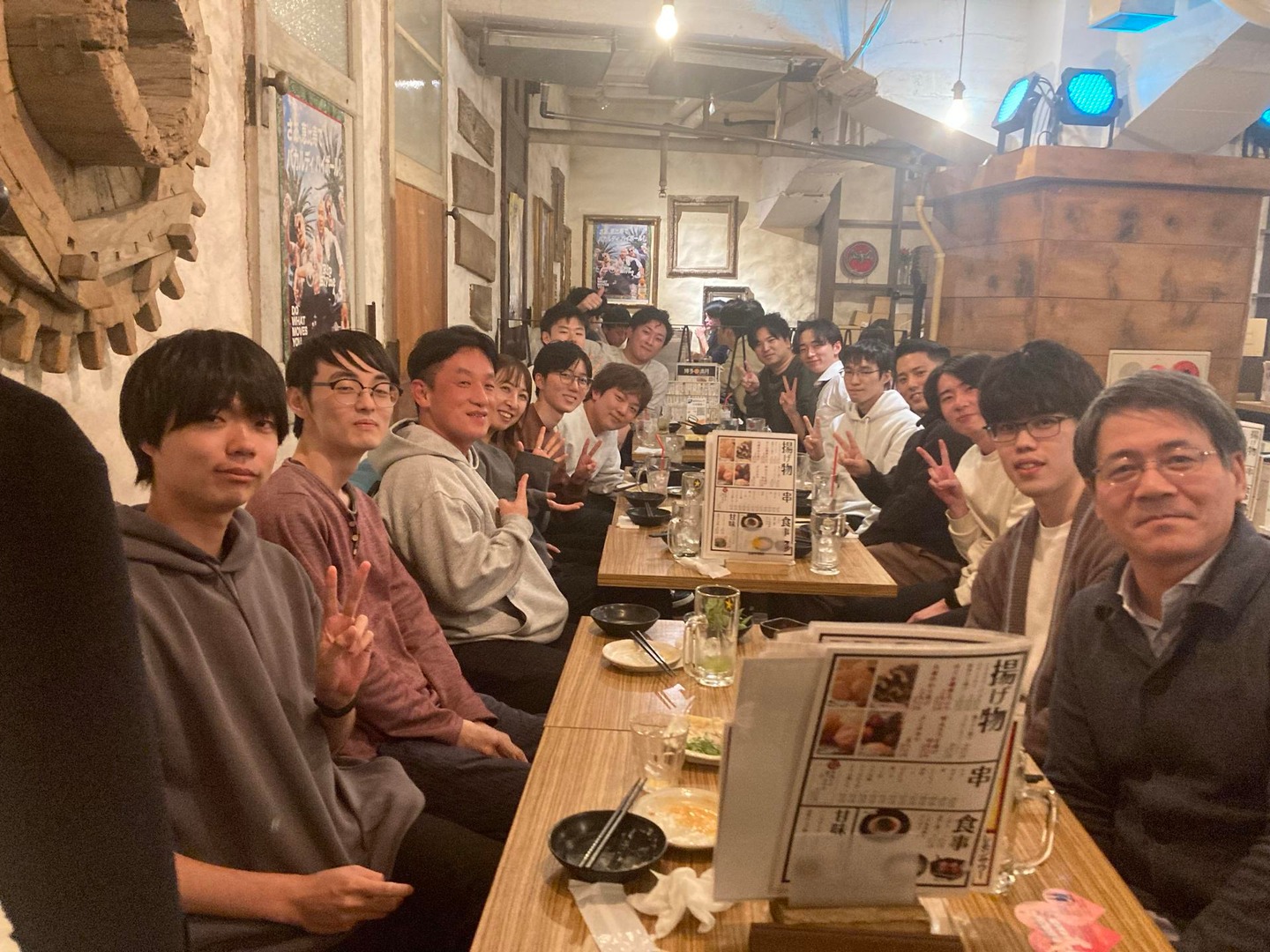 先日、ベテランからインターン生まで幅広い世代で夜ご飯に行きました